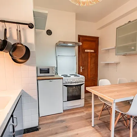 Guest house Sleeping Up To 10 In Centre *